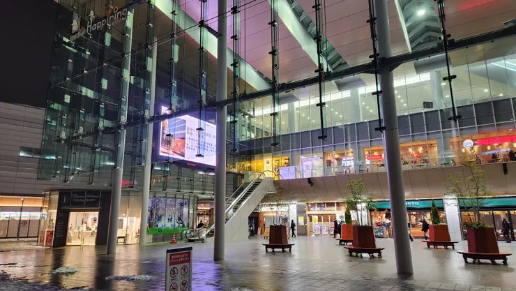 ハピリン相當漂亮的玻璃帷幕，還能充當防雪用途