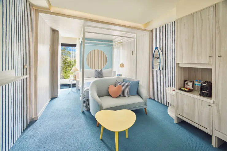 「1212年終盛典」雙人成行加價1,212元即可入住景緻客房，藍白色的活潑配色搭配戶外大露臺，邀旅人以最放鬆的姿態坐看日月星辰。圖／墾丁凱撒提供