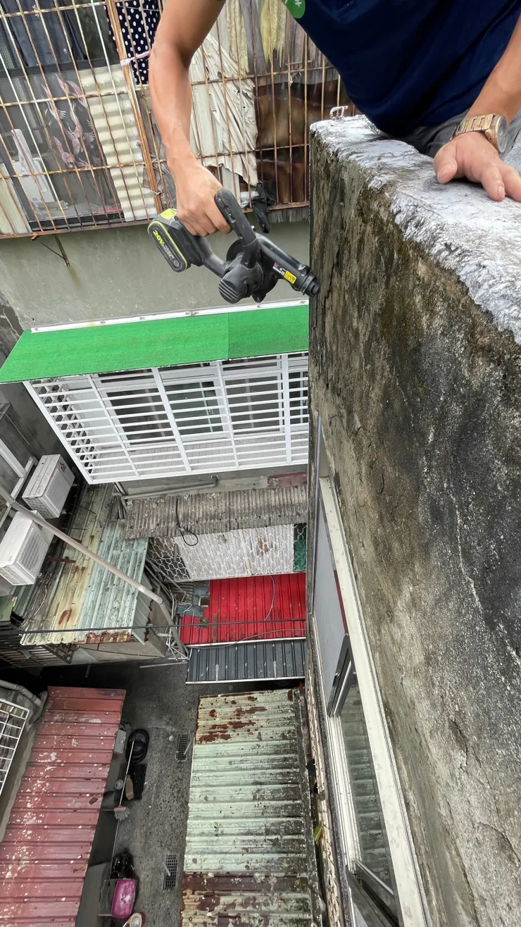 使用吹風機吹掉灰塵