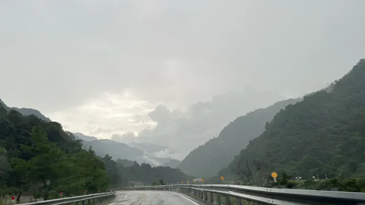 雨歇會兒，清晰的山景有白雲出岫