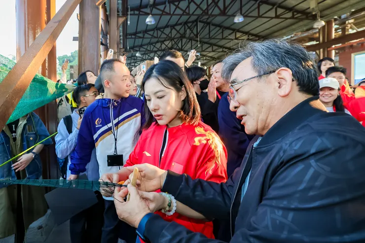 劉璇體驗織漁網