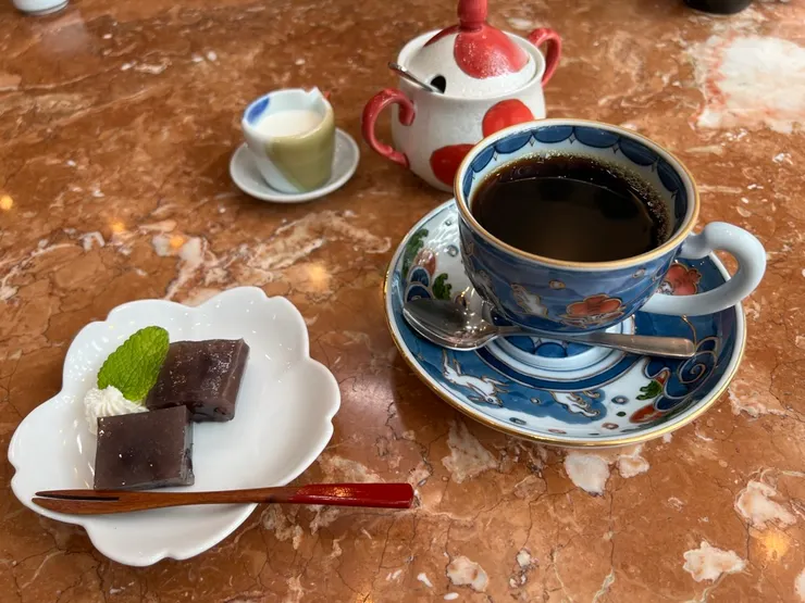 你看這隻月免杯子, 日式畫風的西式設計, 好漂亮呢~