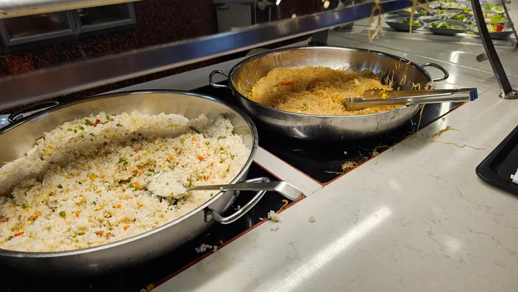 也有炒飯和炒米粉可以吃!主食迎合台灣人口味!