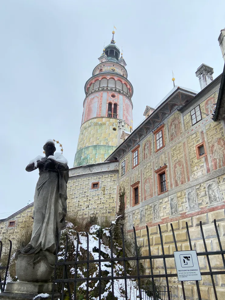 增加照片的亮度和彩度才能看得比較明顯，告示禁止攀爬欄杆，下方其實是有護城熊的，但天氣太冷沒看到