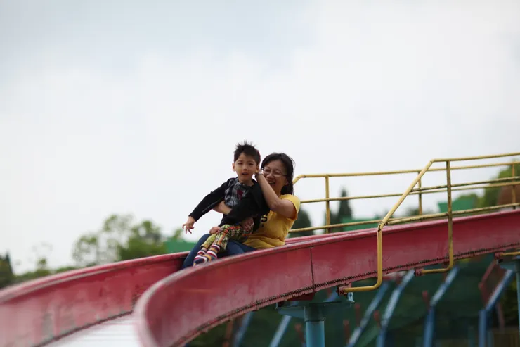 離不開「抱」與「輪子」的日常，玩溜滑梯很不容易的孩子。