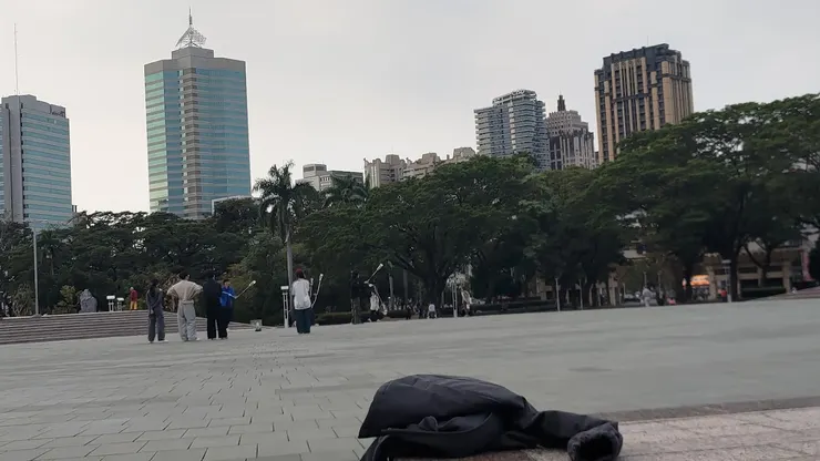 自己一個人的時候，我特別關注人群，他們感覺是高中樂旗隊吧。這個空間裡面還有很多推著老公公老阿嬤的外籍移工，以及帶著小孩來玩得年輕父母，還有不會停留，剛下課穿著制服揹著書包的高中生