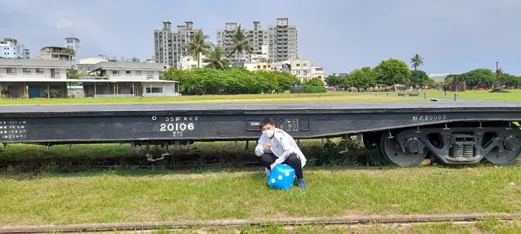 車體上的注音符號分別為自備/平車/35噸，全句為軍用自備的35噸的較大平車(來源:自己)