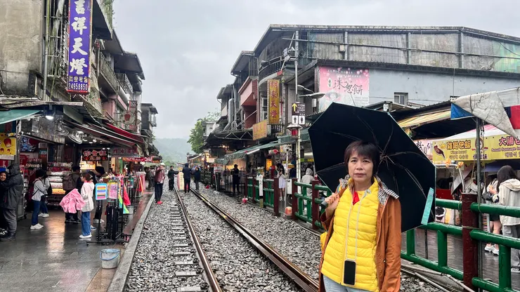 老街就在鐵軌兩旁