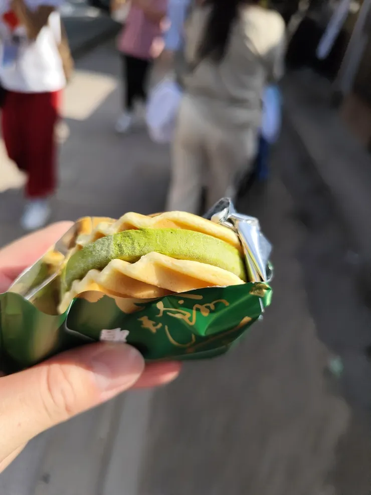 抹茶口味的冰淇淋仙貝(也是鼓月買的)，老實說有點苦~我不是很推😂