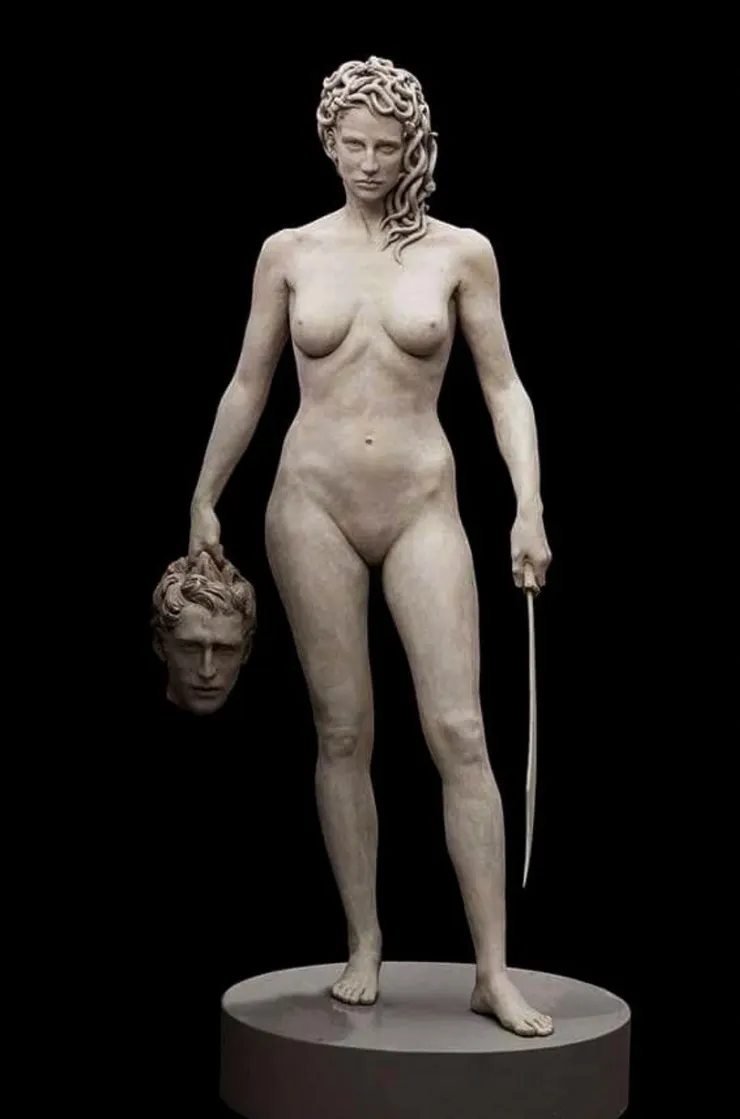 Luciano Garbati的《梅杜莎與珀爾修斯的頭》，這件雕塑作品製作於2008年，製作者是阿根廷籍的男性雕塑家加巴蒂（Luciano Garbati）。