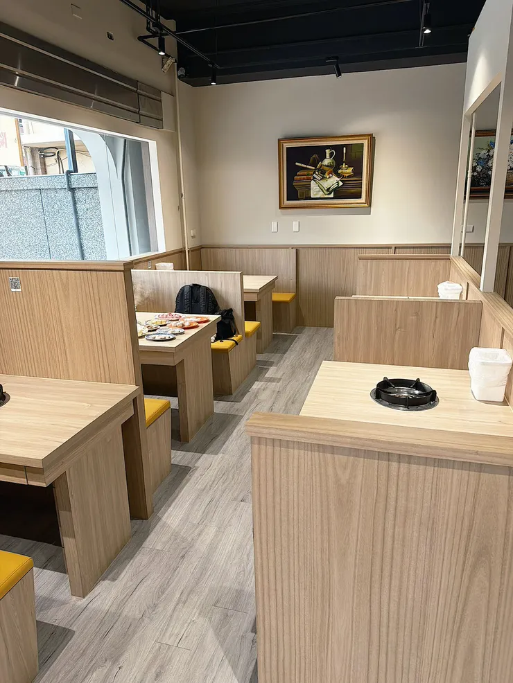  如潮火鍋室內空間寬敞明亮，冷氣強力開放，夏天吃鍋也能優雅舒適。