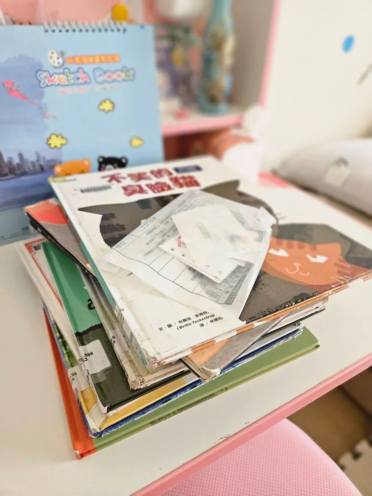 書桌上的書和我的藥包，代表最近家裡同時出現咳嗽聲和讀書聲，算是很難忘的經驗。