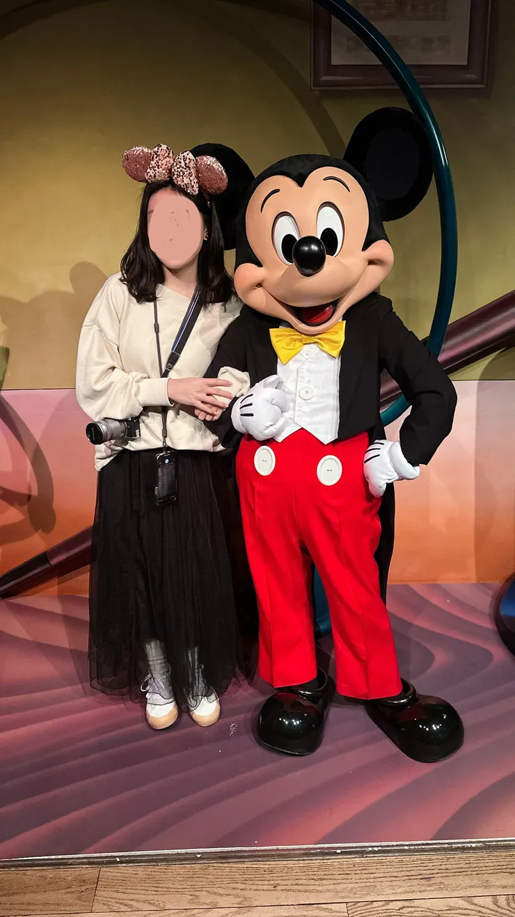 朋友一直想跟米奇拍照！解鎖！日本人掌鏡都喜歡把人拍小小的