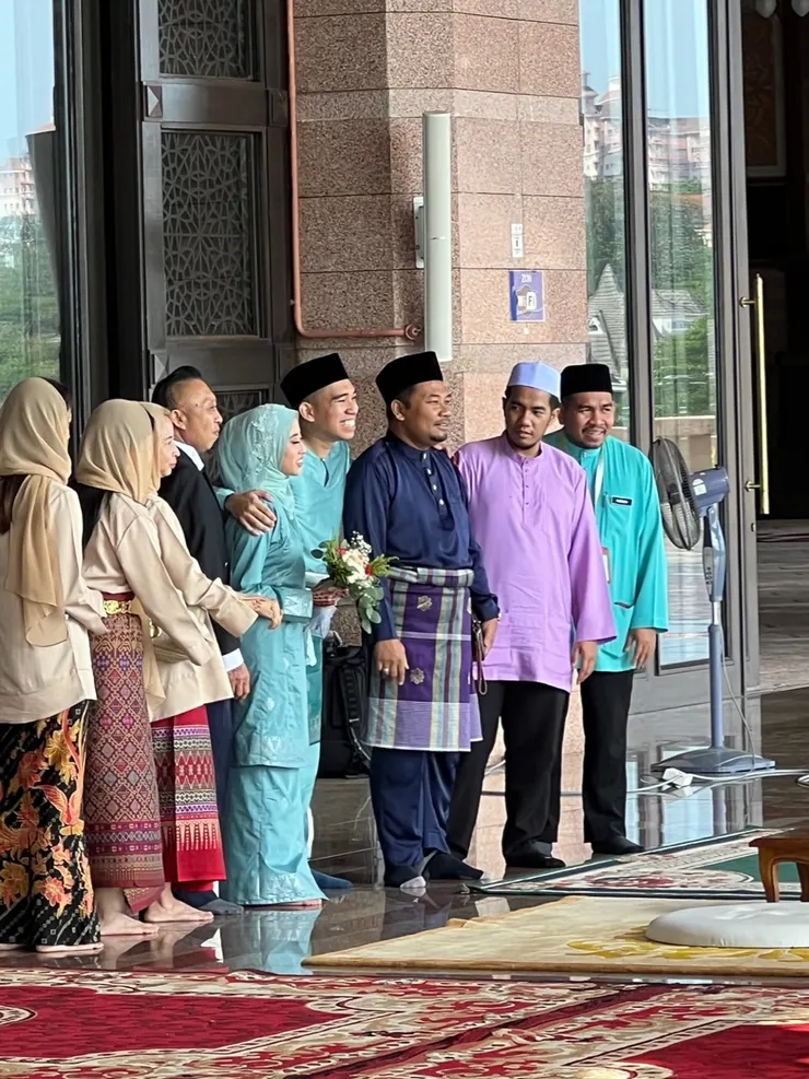 儀式結束之後的紀念合照，新郎笑得那麼燦爛！