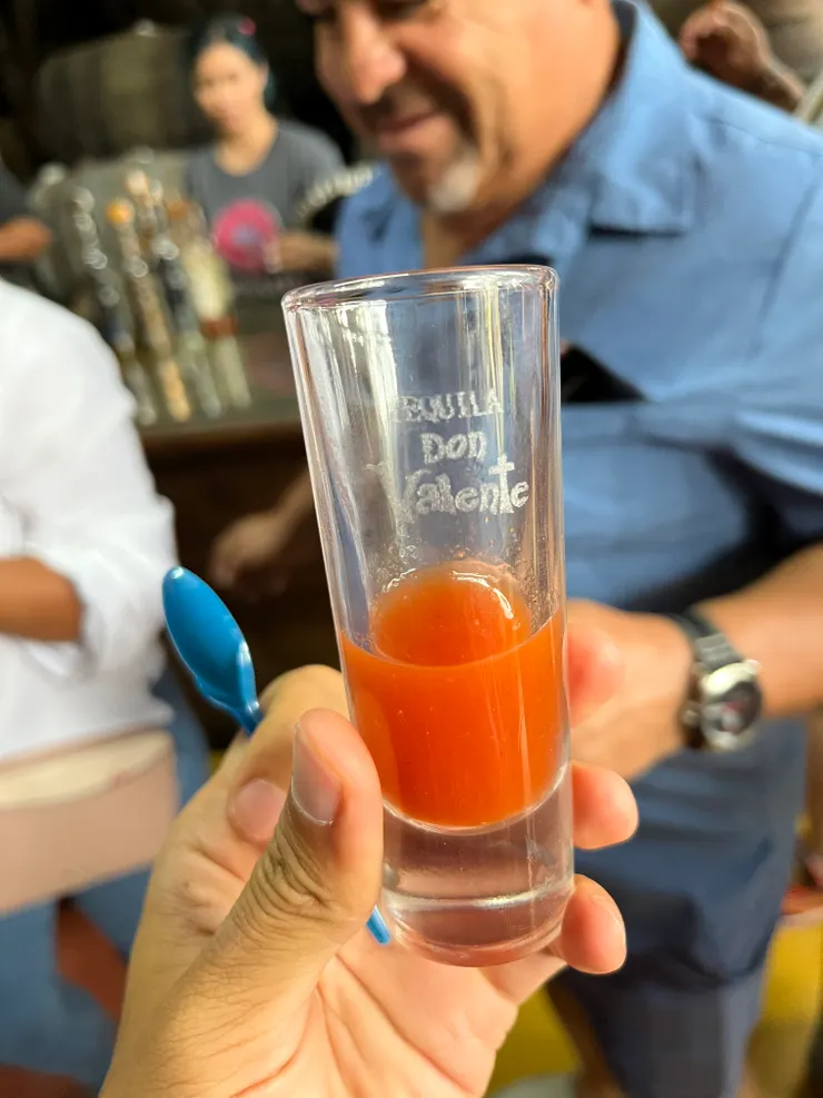 一到酒廠就發杯子喝shot