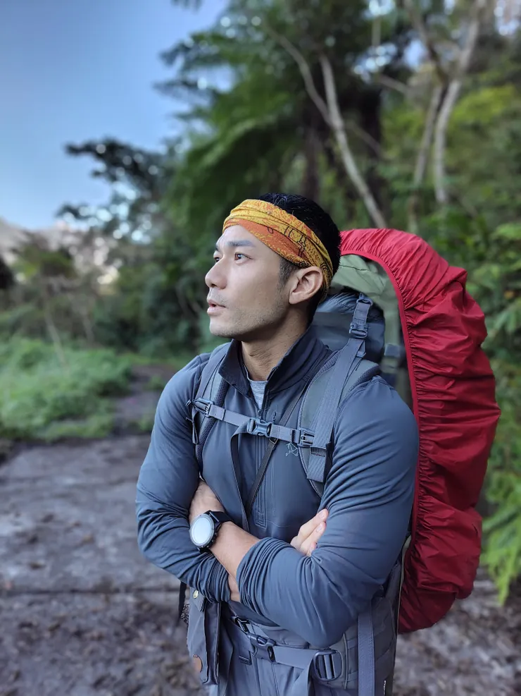 用人像模式幫小曾拍一張,算圖破綻非常不明顯,但景深調得有點太淺了,效果應該再開弱一點比較好(其實還能開更強)