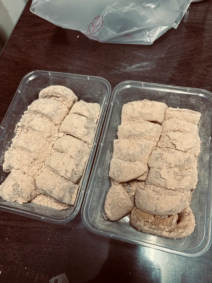 外層裹上滿滿的黃豆粉