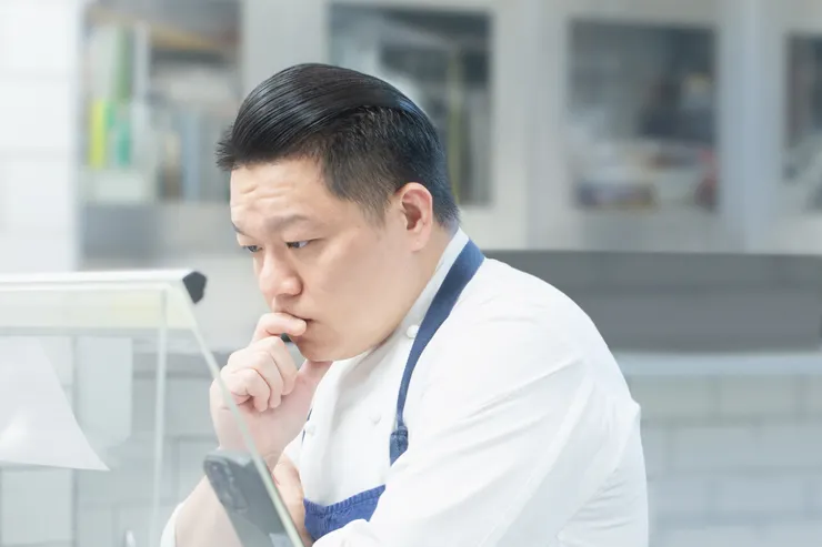 Chef Kai 工作時神情認真嚴肅