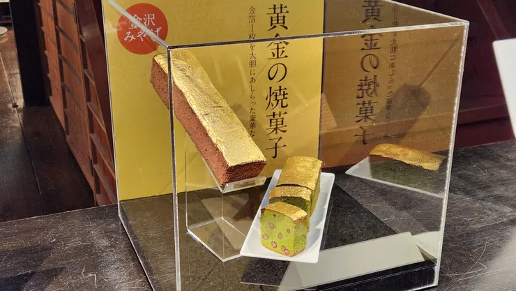 貼了滿滿金箔的蛋糕