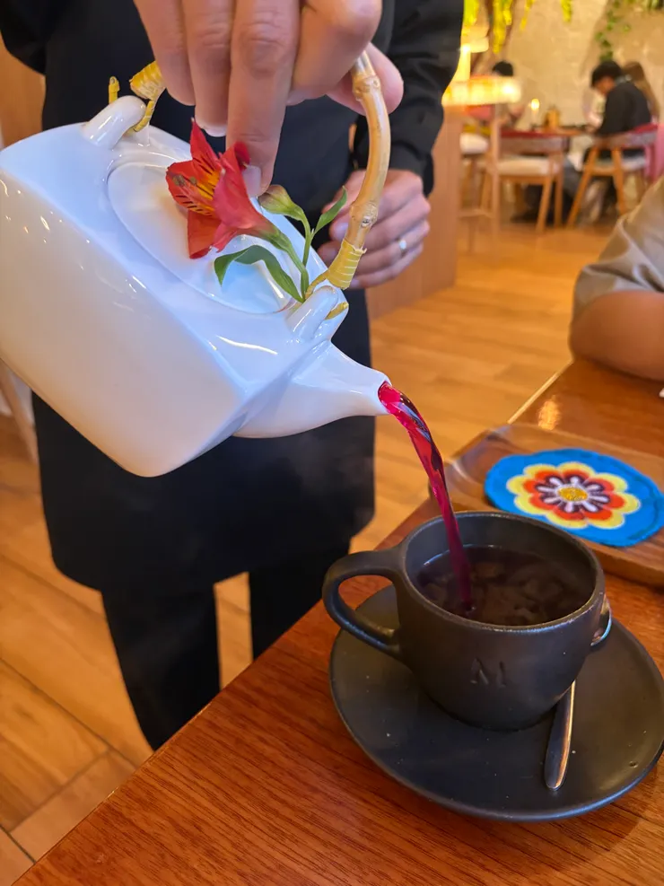 點了Morena Tea，餐廳的特調茶融入了當地的香料