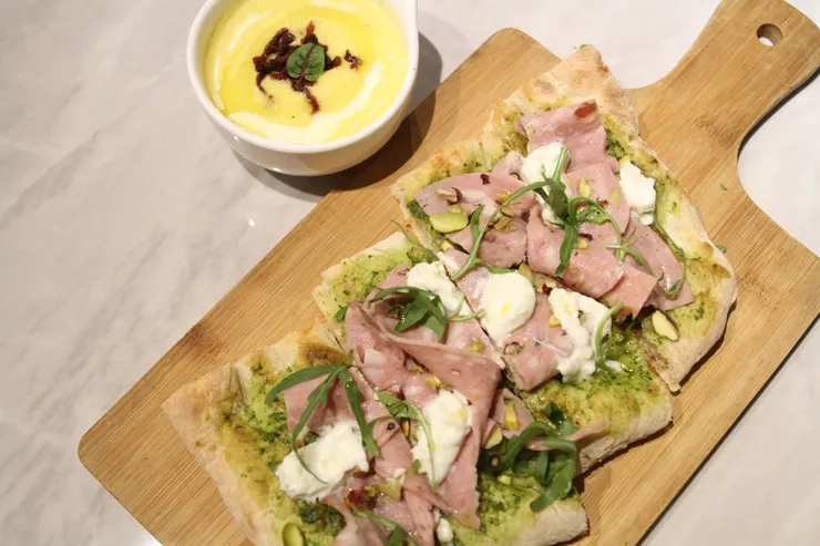 視覺效果滿分、令人停不下口的古羅馬披薩。