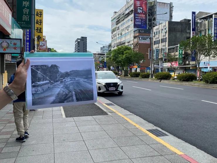 萬新鐵路與羅斯福路五段併行的舊貌（圖片：何文賢老師提供）