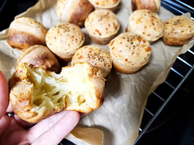 外表像泡芙殼那樣，酥酥脆脆。趁熱咬一口，內部麻糬般Q彈拉絲～