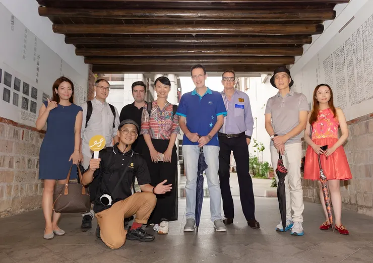 圖說：歐洲商會執行長Freddie Höglund（中）與會員們，共同參加由飛亞旅行社MyTaiwanTour客製化舉辦的大稻埕老街文化導覽。（資料來源：飛亞旅行社）