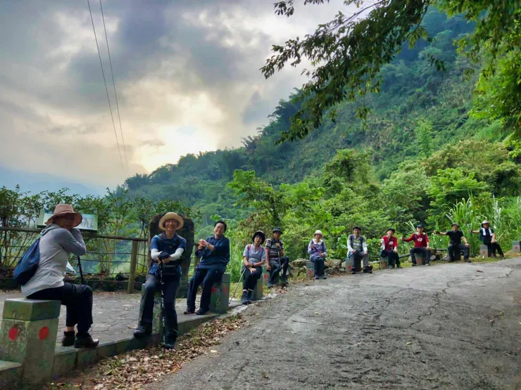 勇士生前告訴族人死後會變成繡 眼畫眉,來幫助族人,所以要出征或打 獵前,應先聽牠的聲音來判別凶吉。
