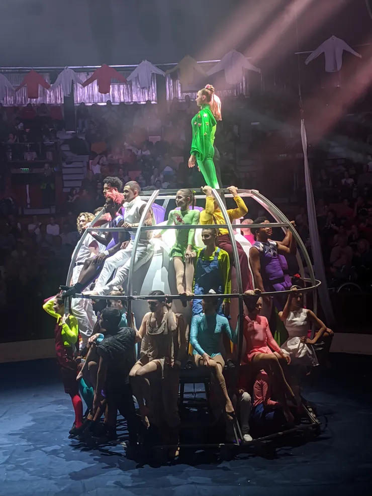 表演結束後，所有表演者都會上台