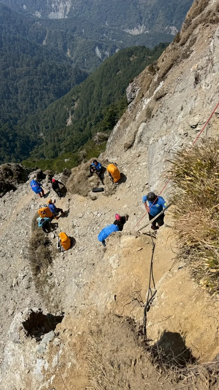 從上方只能看到緩下中的背包。