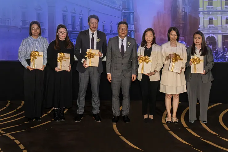 Lek Hang Group Chairman Sio Chong Meng(center) donated books to representatives of the Macau Public Library and libraries of several University institu
