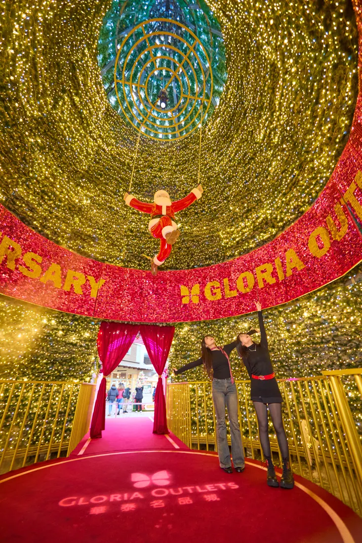 走進聖誕樹,抬頭就能看見聖誕老人在空中驚喜迎接!華麗迷幻的桃金燈光環繞,彷彿踏入另一個奇幻空間,沉浸在夢幻聖誕世界中