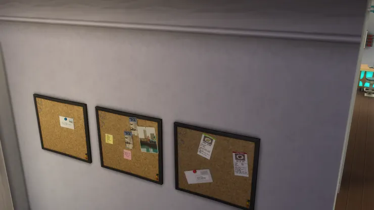 後門這面牆有家庭告示板。我覺得每個家都要有，可以記下重要的事，有助家人溝通。