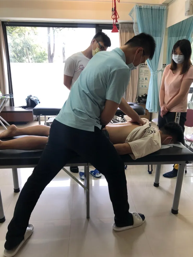 徒手治療示範圖