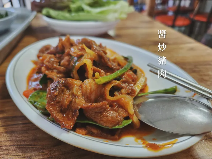 小菜已經備妥在桌上,主菜則是客人點單後,才開始製作上桌。
