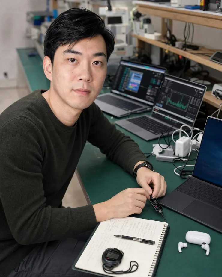 梁练伟进行 AI PC 续航测试和混合负载体验评估
