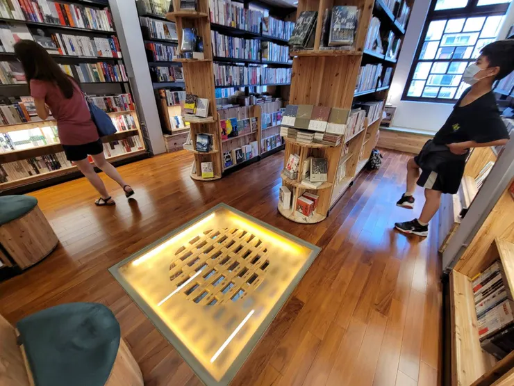 讀者在書店裡都輕聲交談,或專心看書,好像在圖書館!