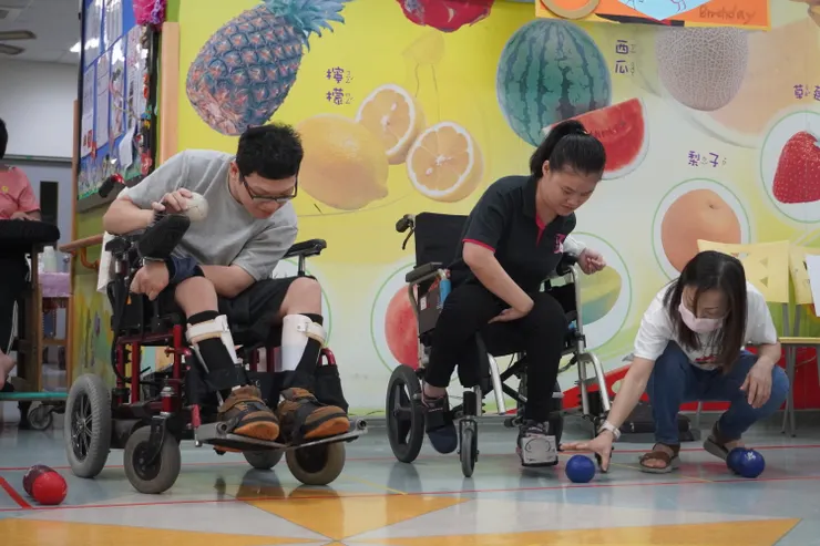 在喜樂保育院，有許多像憶婷這樣的青年在喜樂團隊的支持下接觸地板滾球運動。