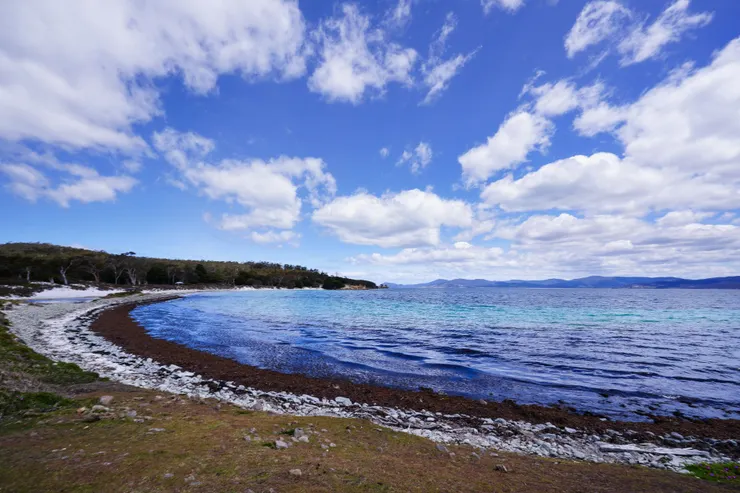 彩繪岩就在海灣的盡頭