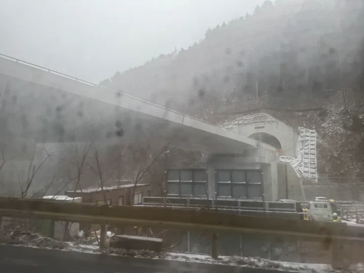 上方的新隧道和橋