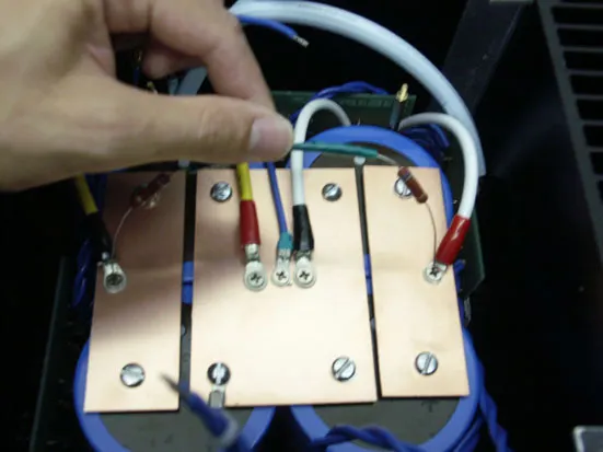 以鋪銅 PCB 當電極，通電測試後，通上洩放電阻