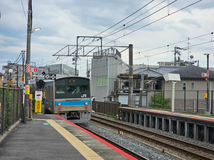 搭乘JR來到稻荷站