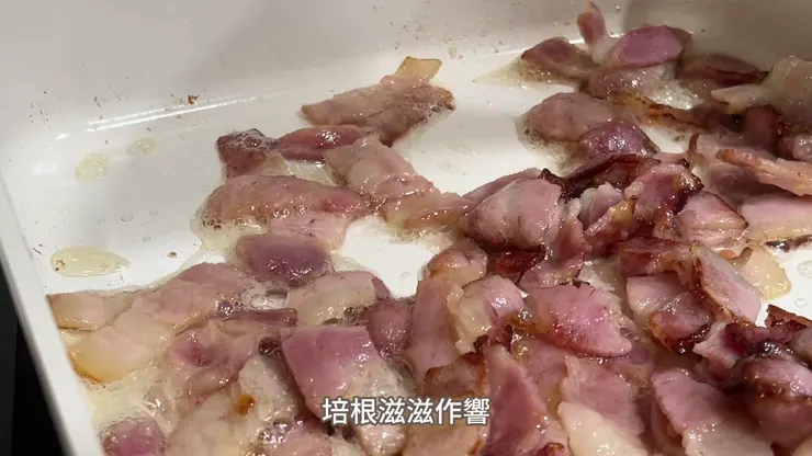不需加油，直接將培根放進鍋中以小火煎