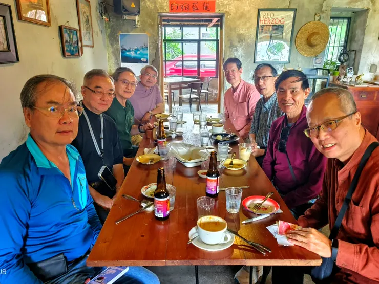 【十點高鐵左營站會合駛向肥春號 九重葛很美貓很自在食物還算好】