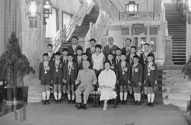 圖2 蔣中正總統接見中華金龍少年棒球隊 案名：100年度底片數位化圖檔(135負片) 檔號：0093/0106/1 來源機關：行政院新聞局 管有機關：國家發展委員會檔案管理局