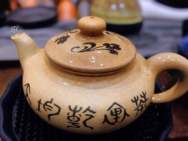 水注下，壺嘴即吐出小可愛。生活如常，靈思暗湧，我們只是靜待下一次沸騰。