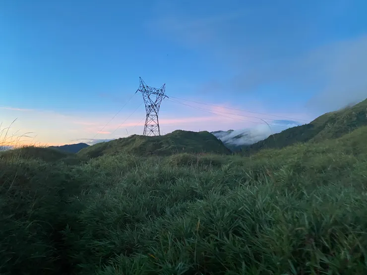 清晨的電塔營地