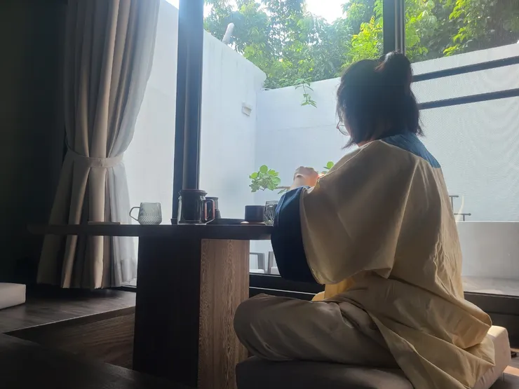 穿著北部客家大襟衫泡茶