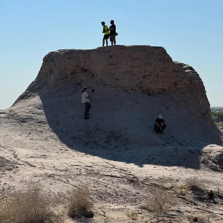 大家都在古堡遺跡下躲太陽